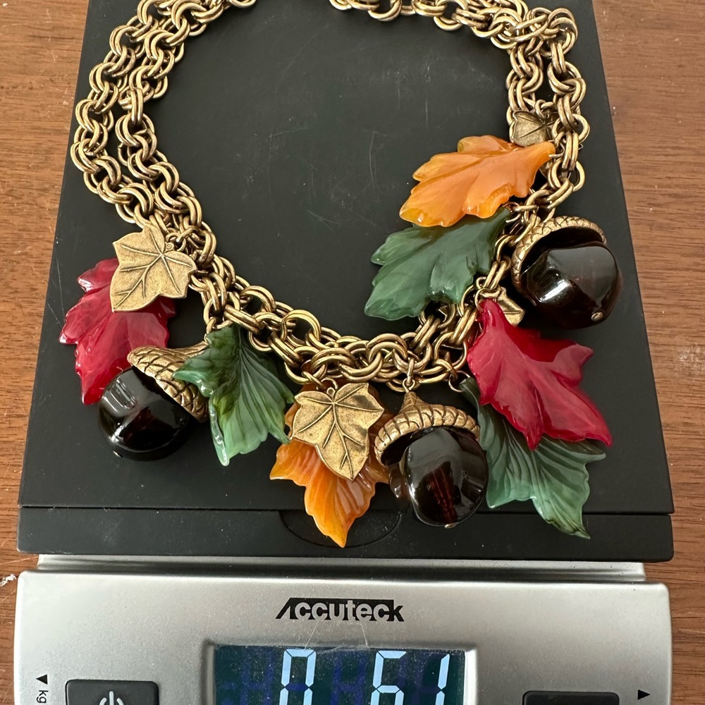 2 RARE 🍁 Juliana (D&E) BAKELITE acorn leaves Les Bernard necklace confirmed - Picture 5 of 11